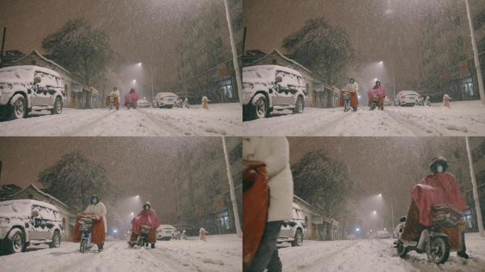晚上北方小城街道里两个推自行车的人冒雪