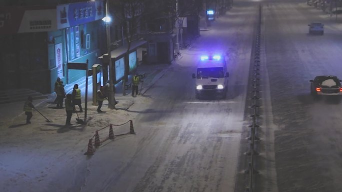 救护车清晨行驶在冬季大雪纷飞的街头