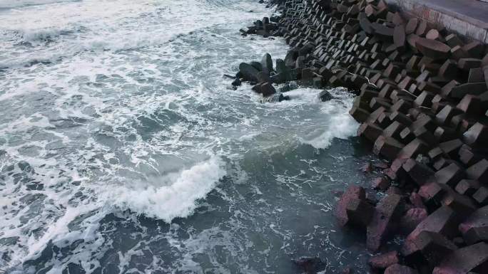 航拍海浪拍打堤坝大海航拍