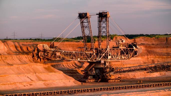 在褐煤露天矿工作的大型斗轮挖掘机