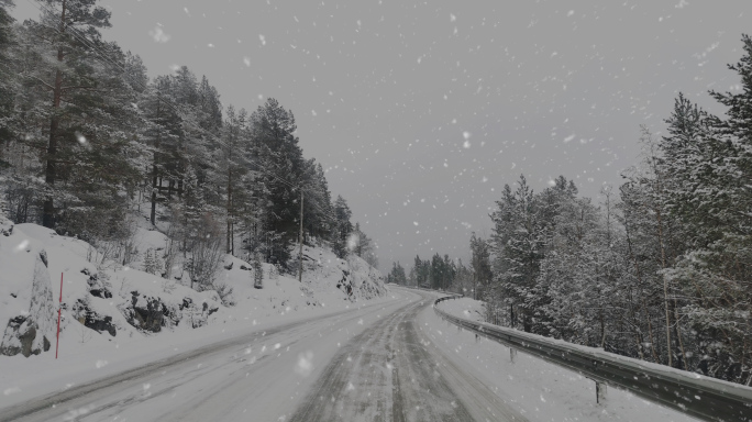 4k中雪向右飘落（alpha）