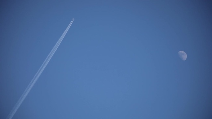 喷气机高空飞机拉线凝结而成云彩遇上大圆月