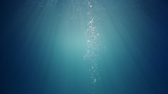 美丽的水下阳光气泡