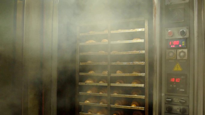打开烤箱烘烤面包烤制电烤箱