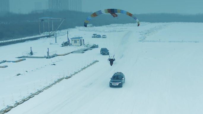 滑翔伞惊险飞越冰雪中的哈尔滨冰雪世界1