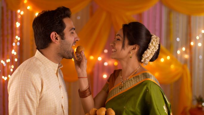 印度一对年轻夫妇在家庆祝排灯节