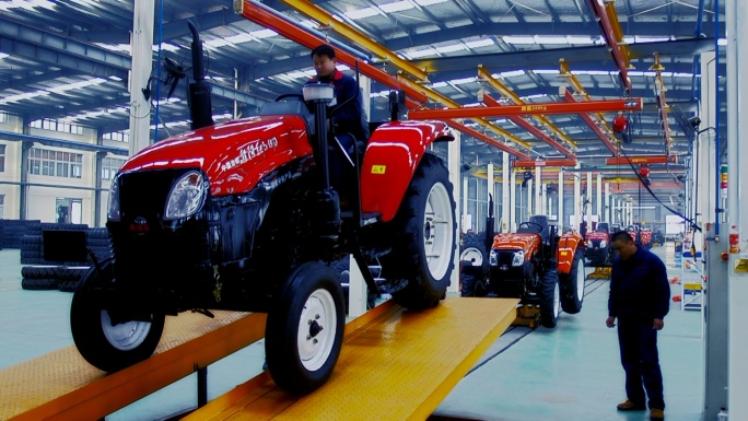 农业拖拉机生产线车间农机库房设备制造马力