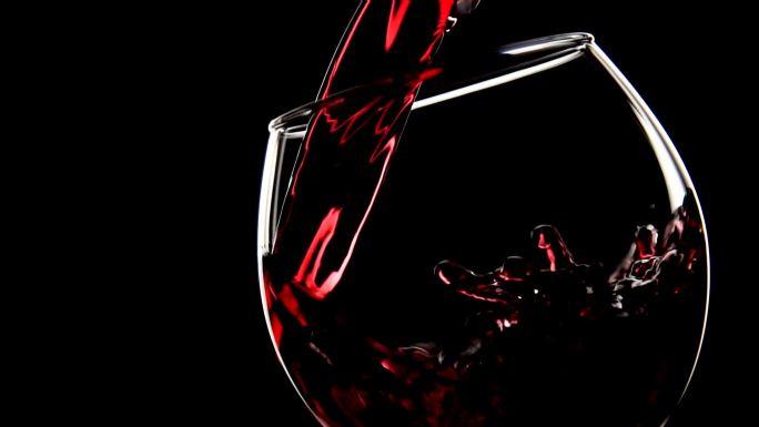 红酒倒进玻璃杯醒酒葡萄酒红酒杯