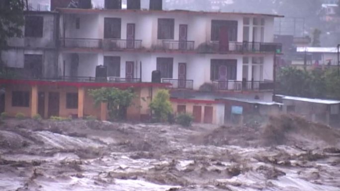 印度圣河恒河克达尔纳特发生暴雨