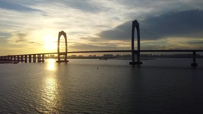 航拍黄昏的海湾大桥