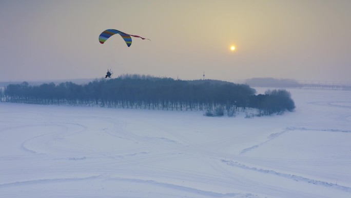 滑翔伞惊险飞越冰雪中的哈尔滨冰雪世界3