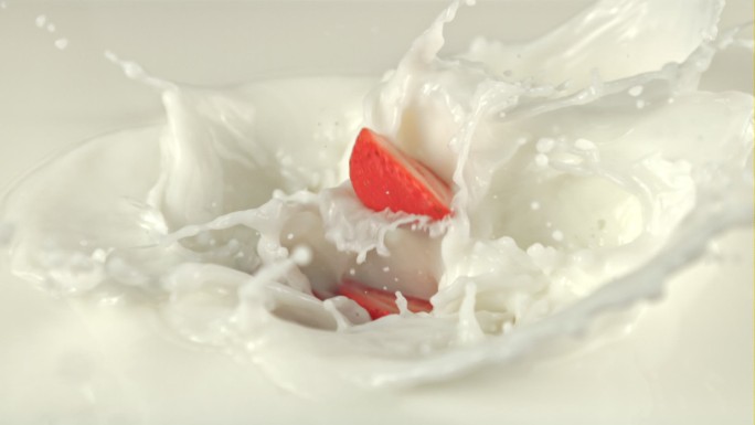 莓落在牛奶里维生素乳制品果汁