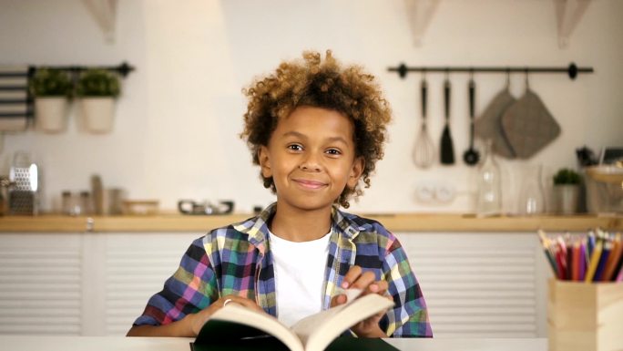 在看书的小男孩外国人小孩黑人