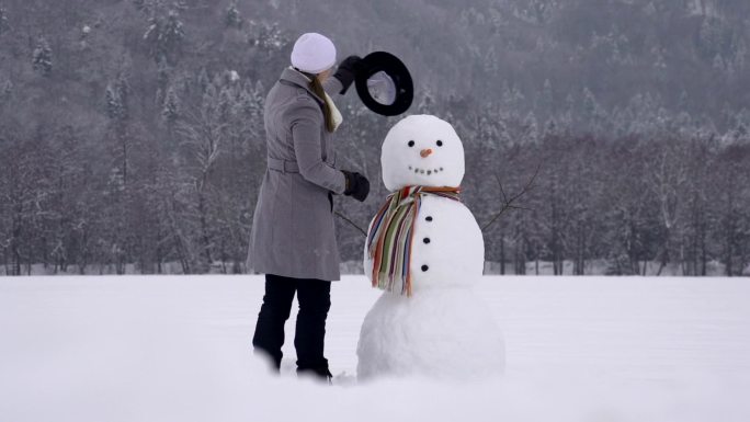 堆雪人的女孩视频素材