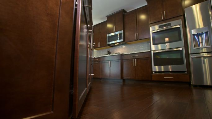 厨房低角度展示用具和橱柜