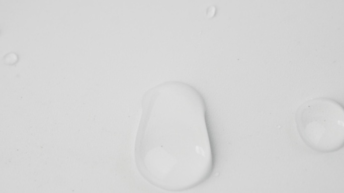 白色背景上的水滴。