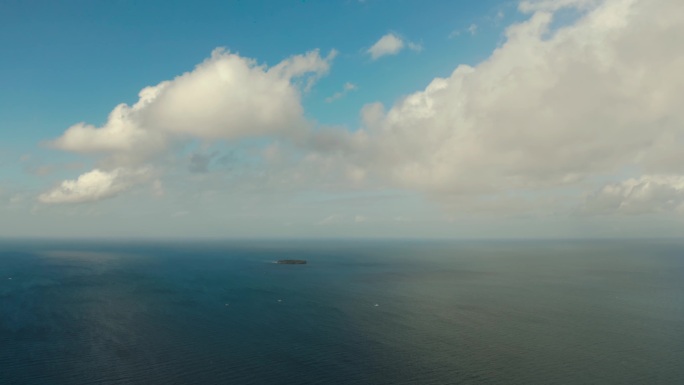 阳光下的海面云层云朵海平面海水