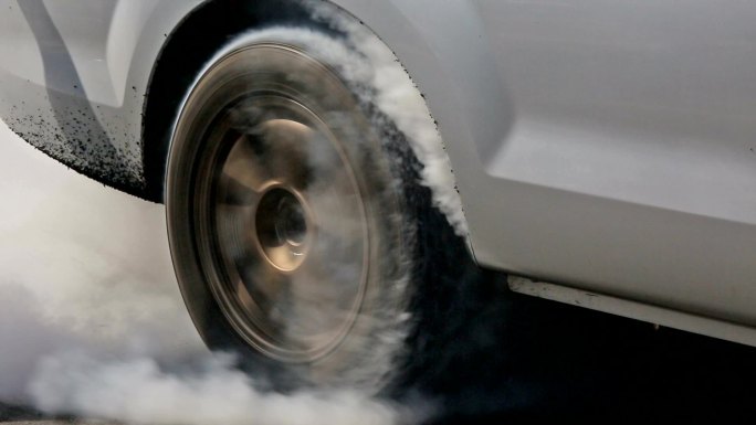 烟雾缭绕的车轮