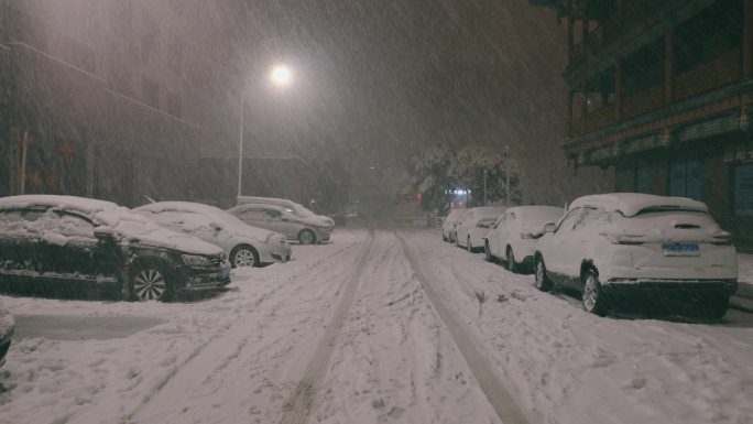 中国北方小城市下大雪的街道