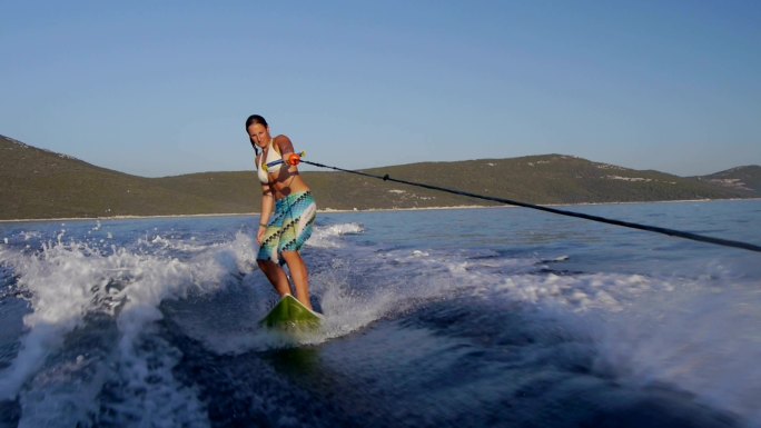 冲浪的姑娘轮船邮轮帆船旅游极限运动