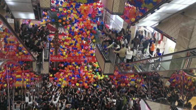 人群与气球