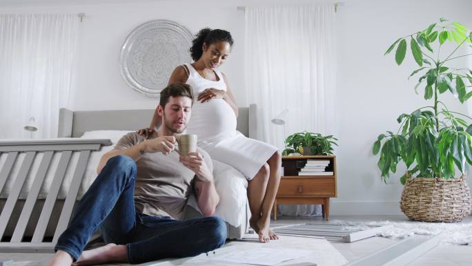 幸福的年轻夫妇孕期责任幸福感干净整洁