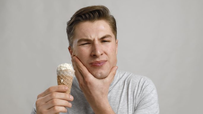 年轻人吃着冰激凌筒