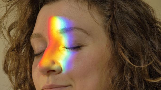 女人睁开眼睛，彩虹出现了