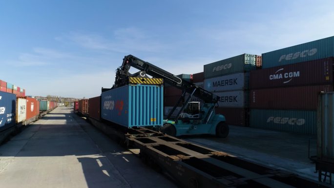 集装箱装卸工在港口码头上装载集装箱。