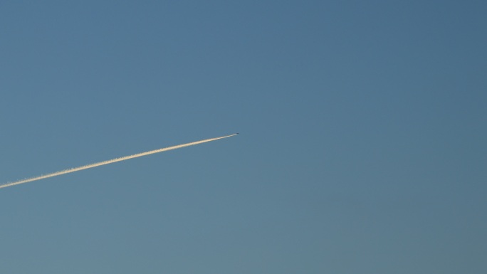 喷气式飞机在蓝天上留下白色的轨迹
