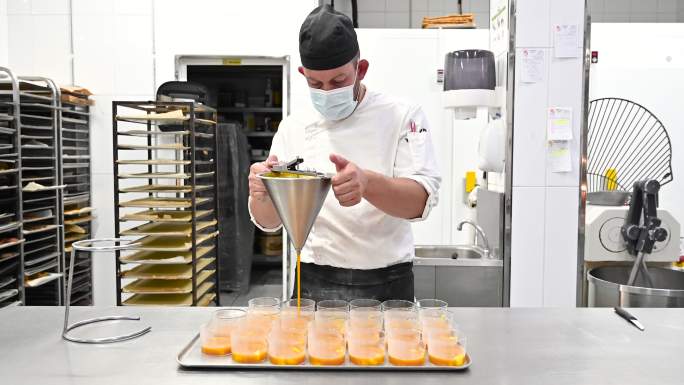 烹饪时将杏酱倒入玻璃碗中