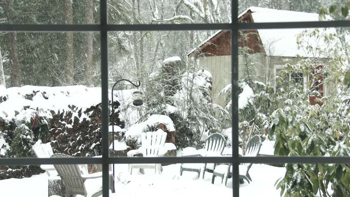 小屋外下雪了圣诞节