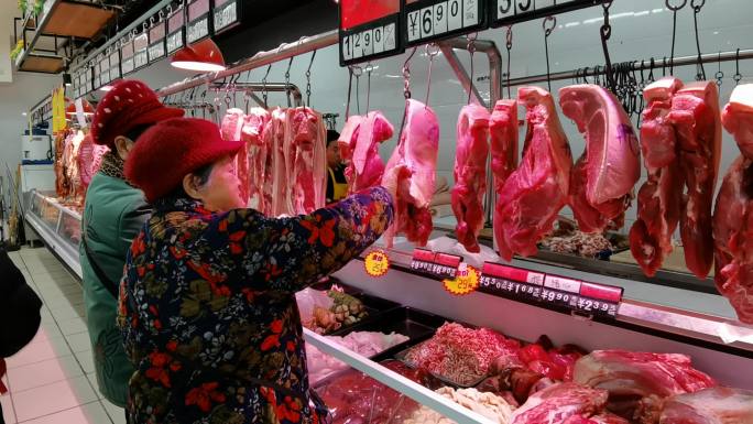 顾客消费者老太太超市购买猪肉