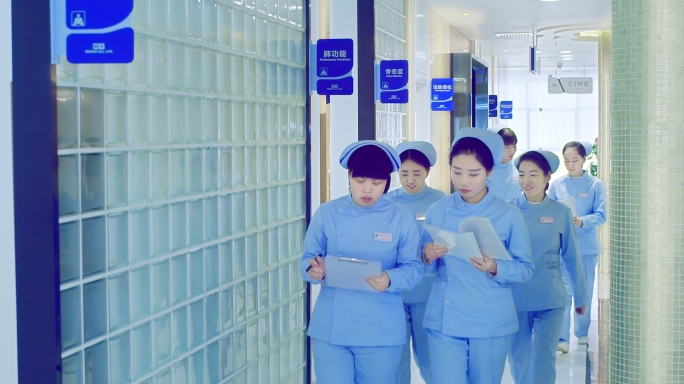 医疗医院走廊护士队伍微笑行走交流智慧医疗