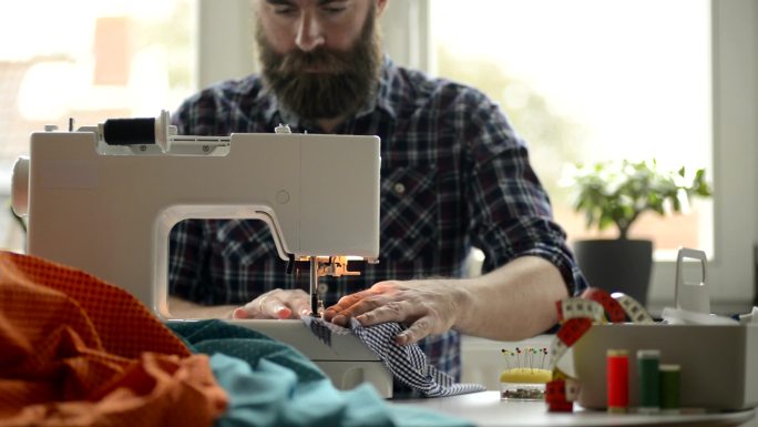 使用缝纫机的男人缂丝纺织织布工艺文化传承