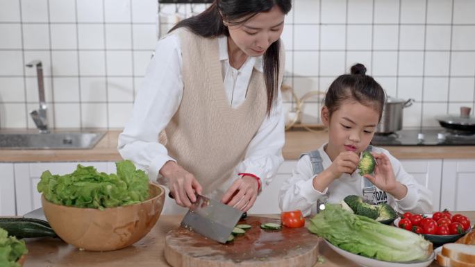 厨房里做饭的妈妈