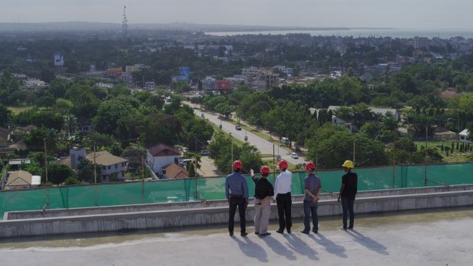 非洲建筑工地楼顶工程师俯瞰城市