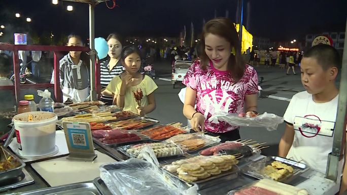 游客在草原旅游区篝火晚会玩耍美食