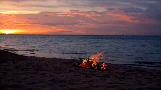 夏日傍晚在海滩上燃起篝火