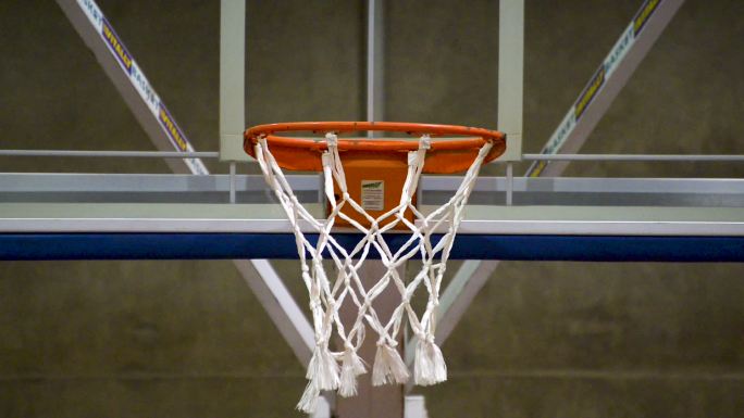 篮球投入篮球网特写。