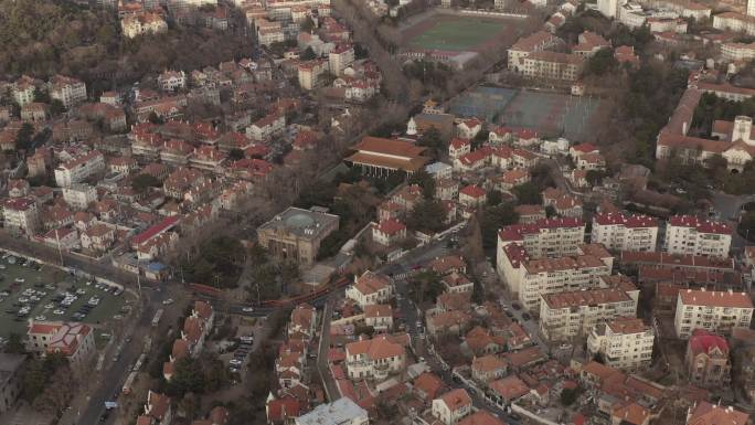 冬日暖阳下的青岛大学路航拍