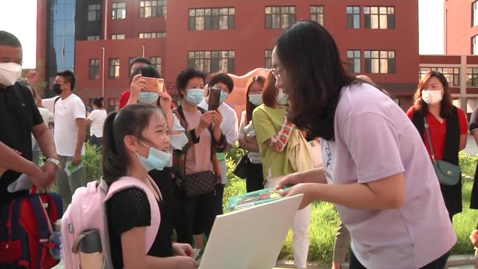 小学一年级开学第一天老师发书弟子规