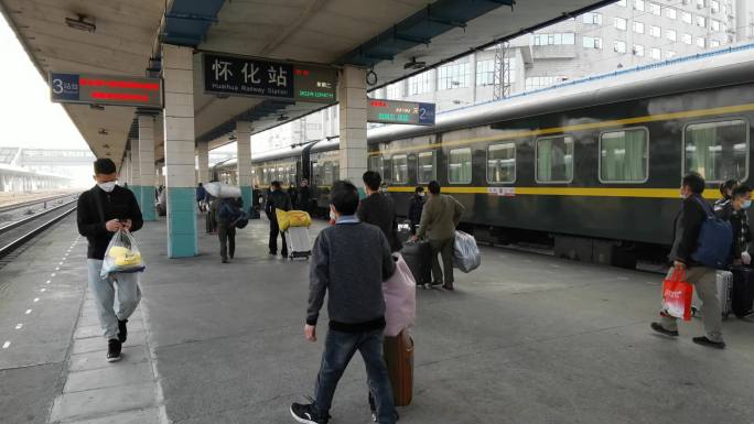 湖南怀化站火车站月台站台旅客绿皮车列车