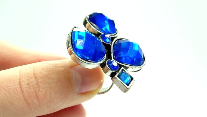 镶有蓝宝石的戒指璀璨奢华钻石