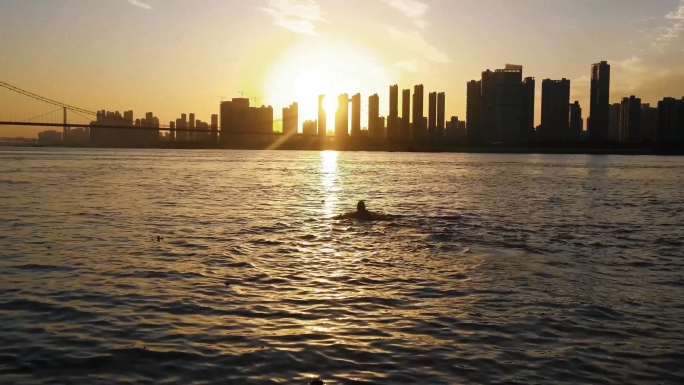 武汉长江夕阳游泳的人4K航拍素材