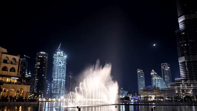 夜间城市灯光下的喷泉