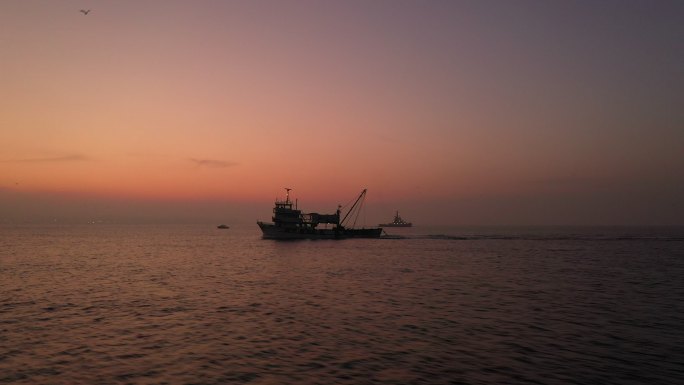 渔船黄昏落日余晖出海