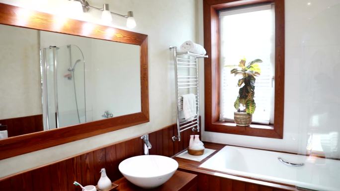 带大镜子和窗户的现代住宅浴室