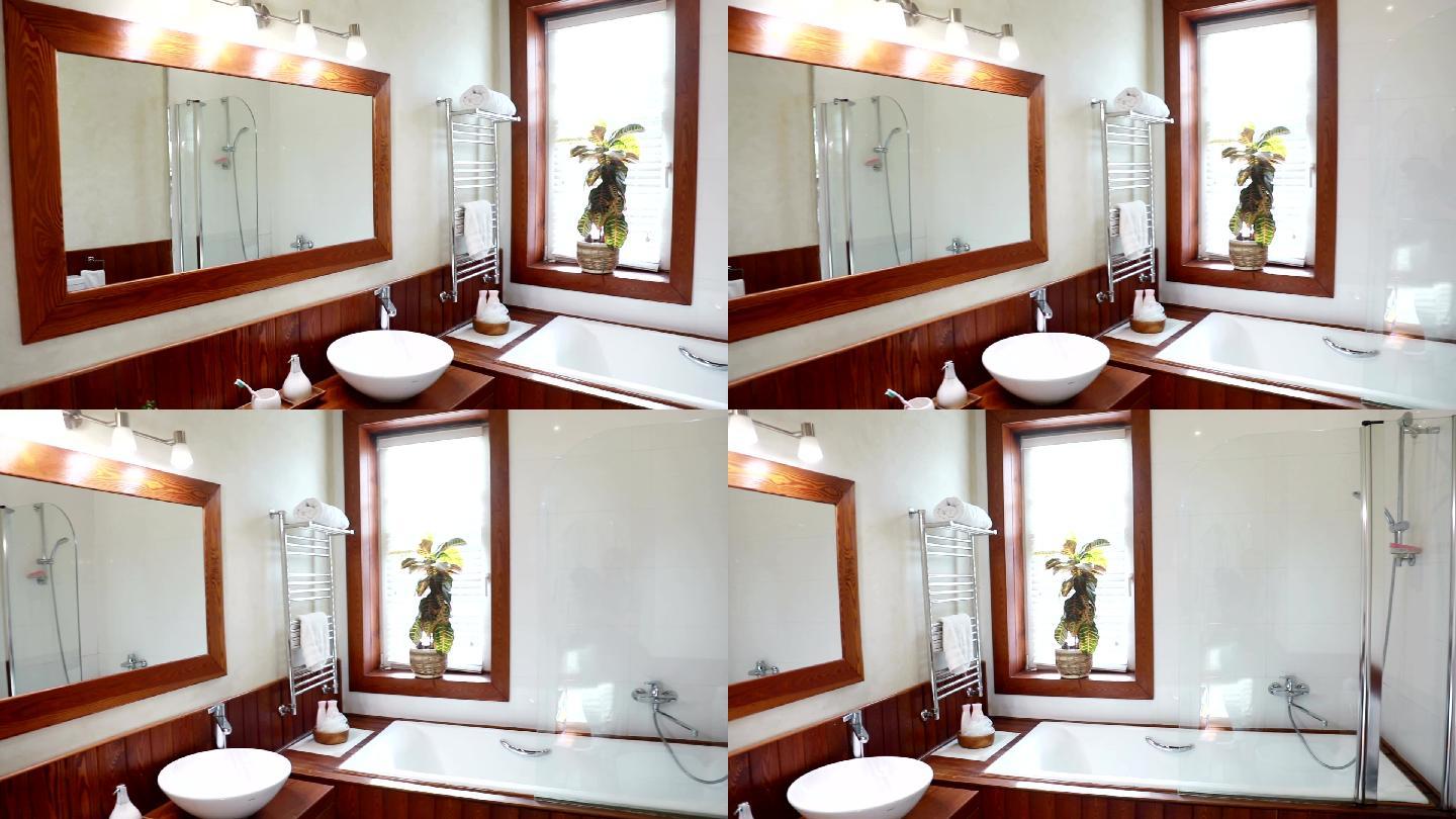 带大镜子和窗户的现代住宅浴室