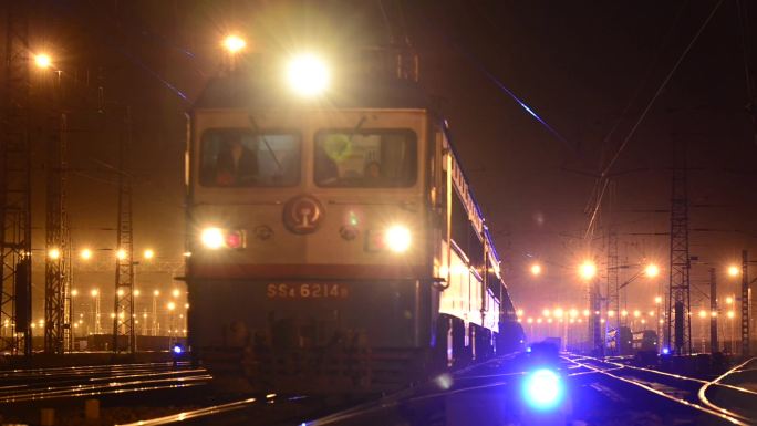 夜间的火车蒸汽机车老火车铁路仰拍跨越货运
